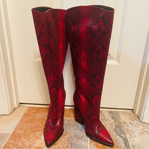 👢Stunning Red & Black Snake Print Pointed Toe High Heel Boot! - Picture 9 of 11